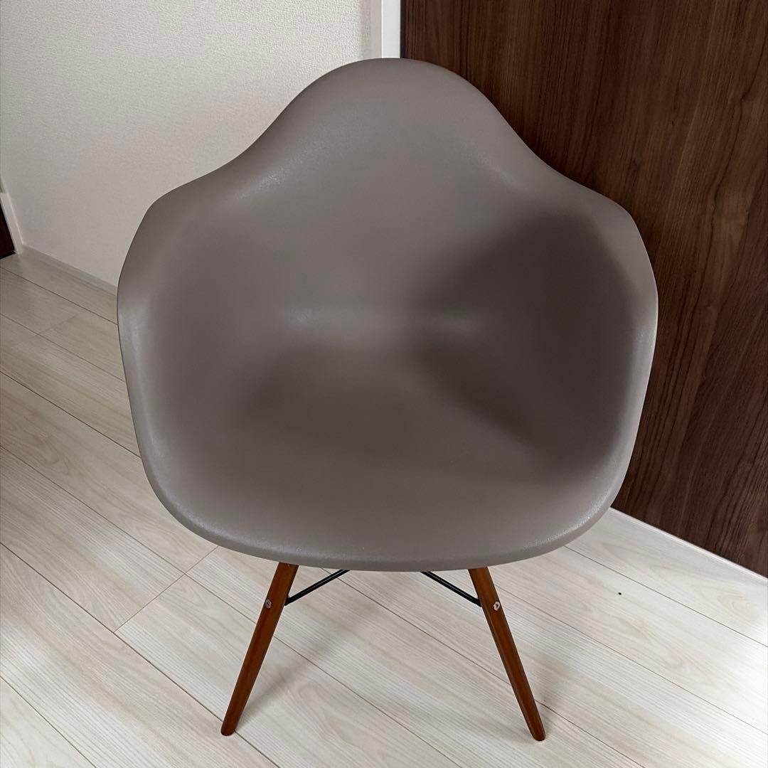 最終値下　リプロダクト　グレージュ アームチェア プラスチックシェル