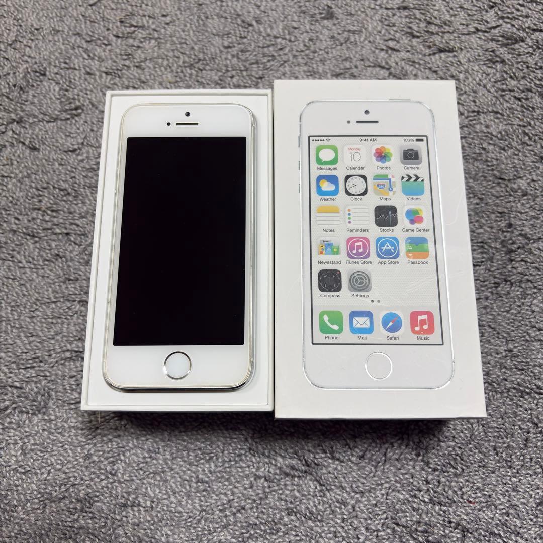 Apple iPhone 5s 32GB auキャリア　シルバー　32GB