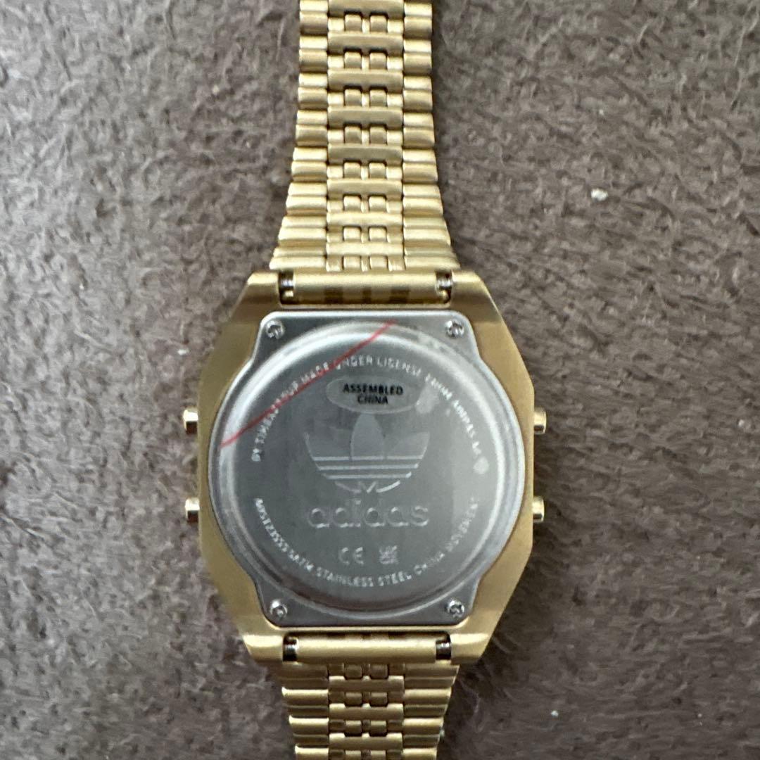 adidasゴールド デジタル腕時計