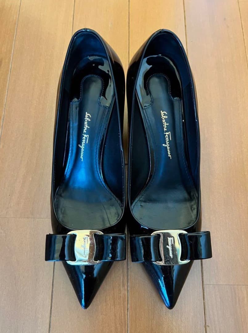 フェラガモ ヒール レディース 黒