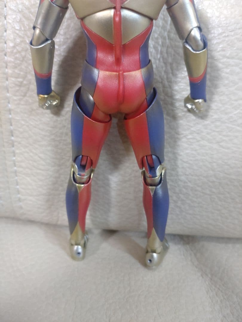 s.h.figures グリッターティガ 真骨彫 ウルトラマンティガ