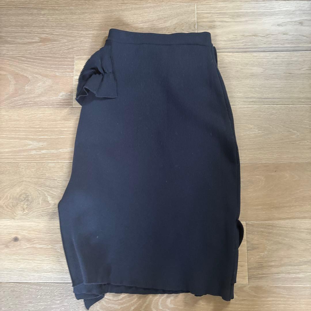 アキラナカ　フリル黒タイトスカート