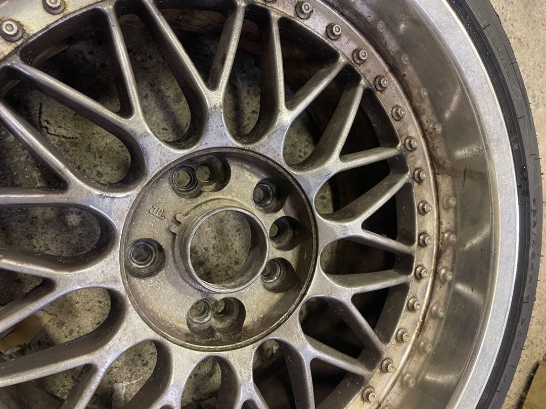 17インチメーカー不明 たぶん9j225 45 17 バリ山2本です。