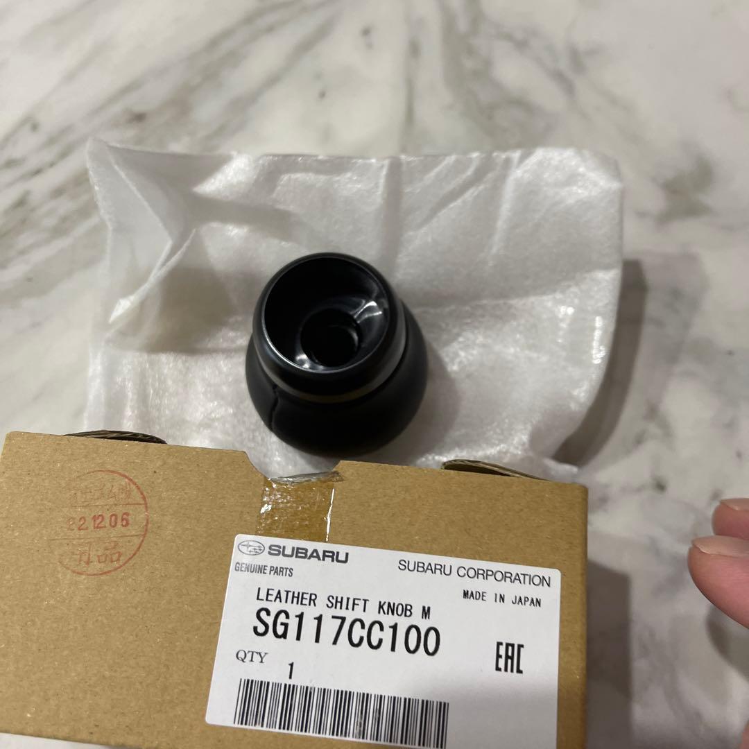 スバル　BRZのレザーシフトノブ　純正部品　トヨタ86もちろん