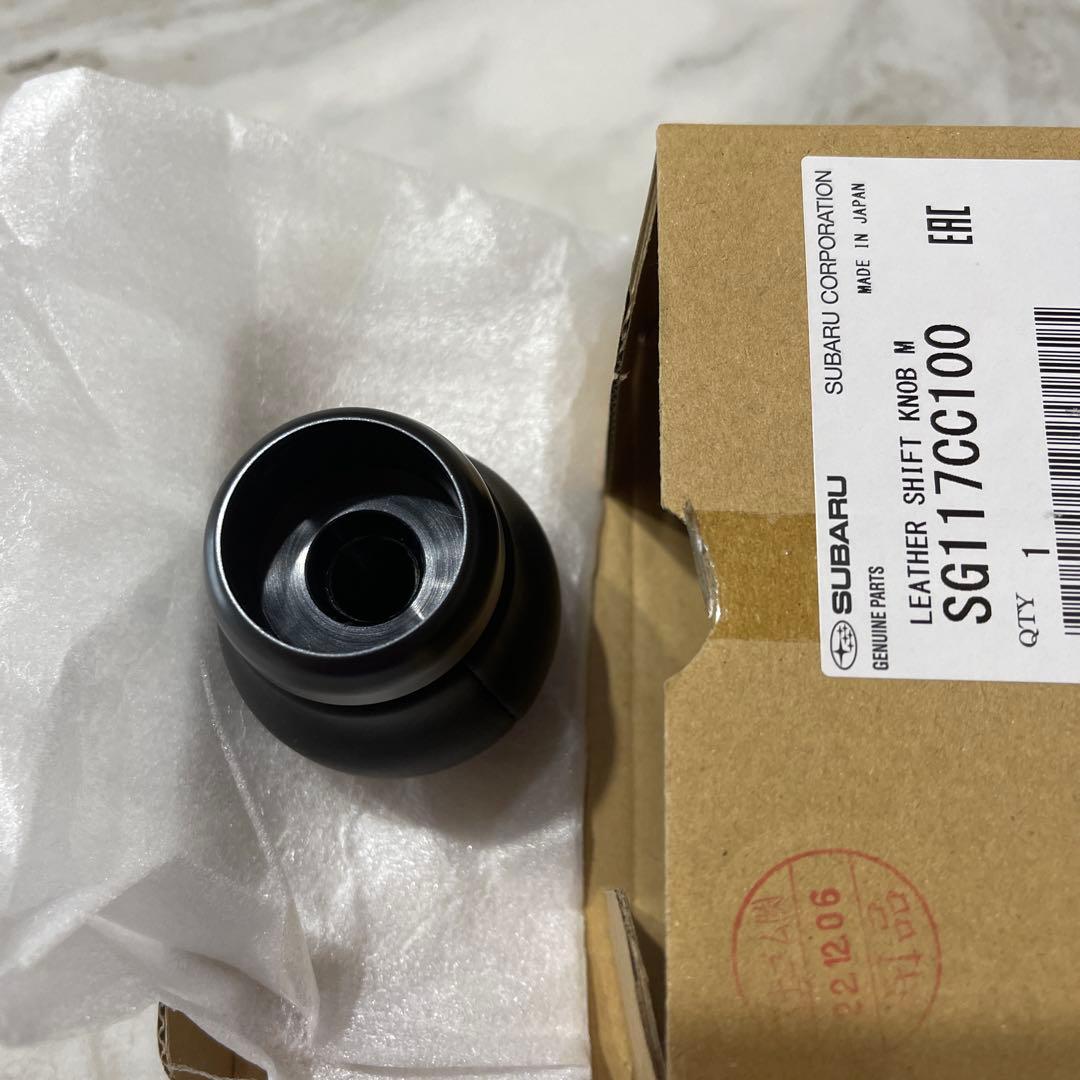 スバル　BRZのレザーシフトノブ　純正部品　トヨタ86もちろん