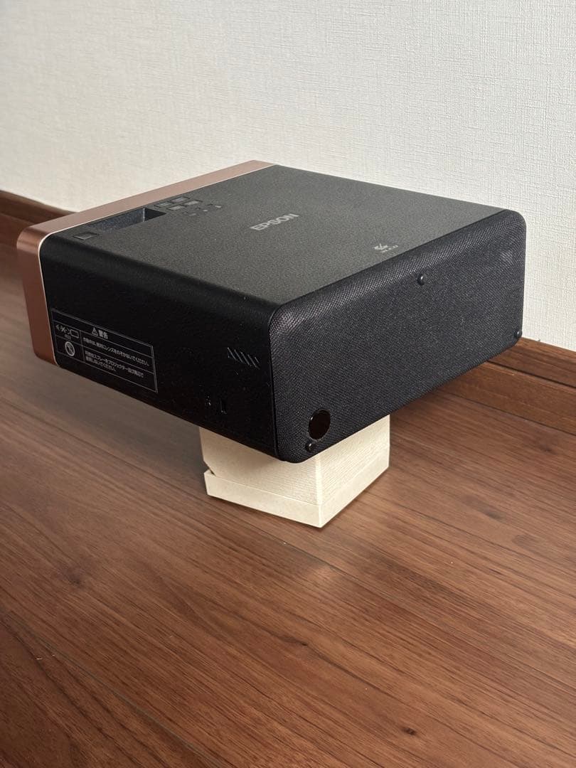 明るい国産プロジェクター エプソン EF-100B 最大2000ルーメン美品