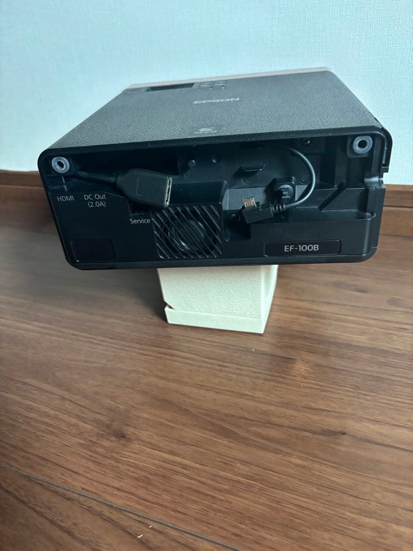 明るい国産プロジェクター エプソン EF-100B 最大2000ルーメン美品