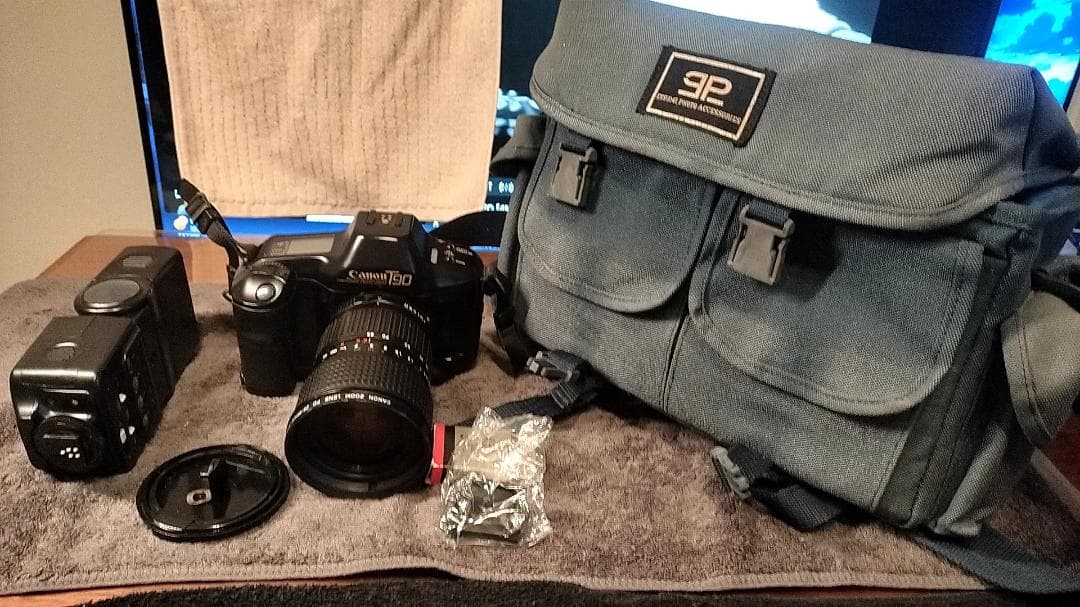 Canon T90,レンズFD28-85 f/4,ストロボ300TL他セット