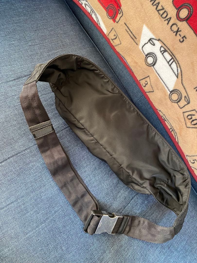 PRADA ウエストポーチ ボディバッグ 三角ロゴプレート　ナイロン 黒