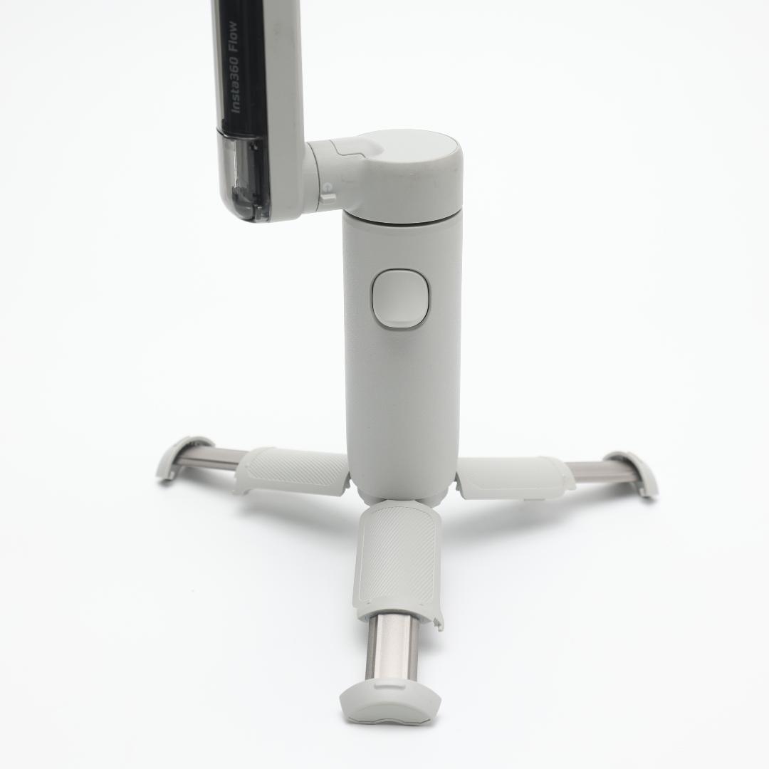 【美品】Insta360 Flow スマホ用ジンバル 3軸手ブレ補正 AI追尾