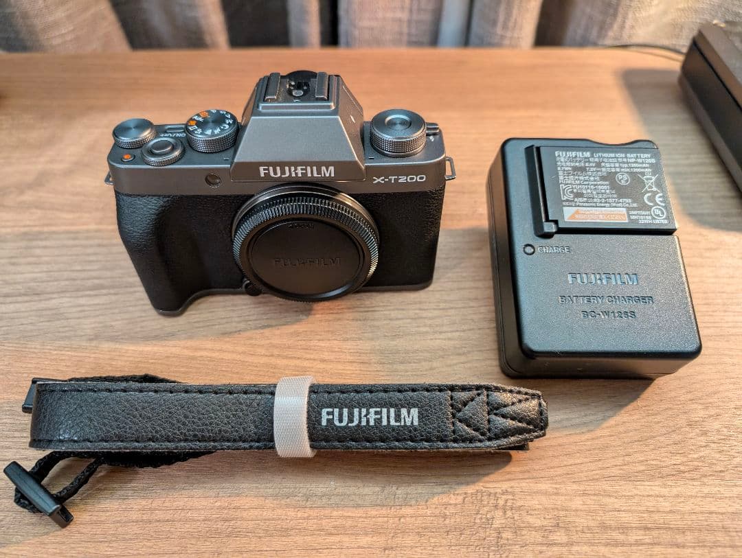 【最終値下げ】FUJIFILM X-T200 一眼レフカメラ（本体のみ）