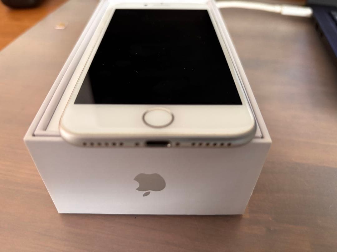 Apple iPhone 8 シルバー 本体 SIMロックなし