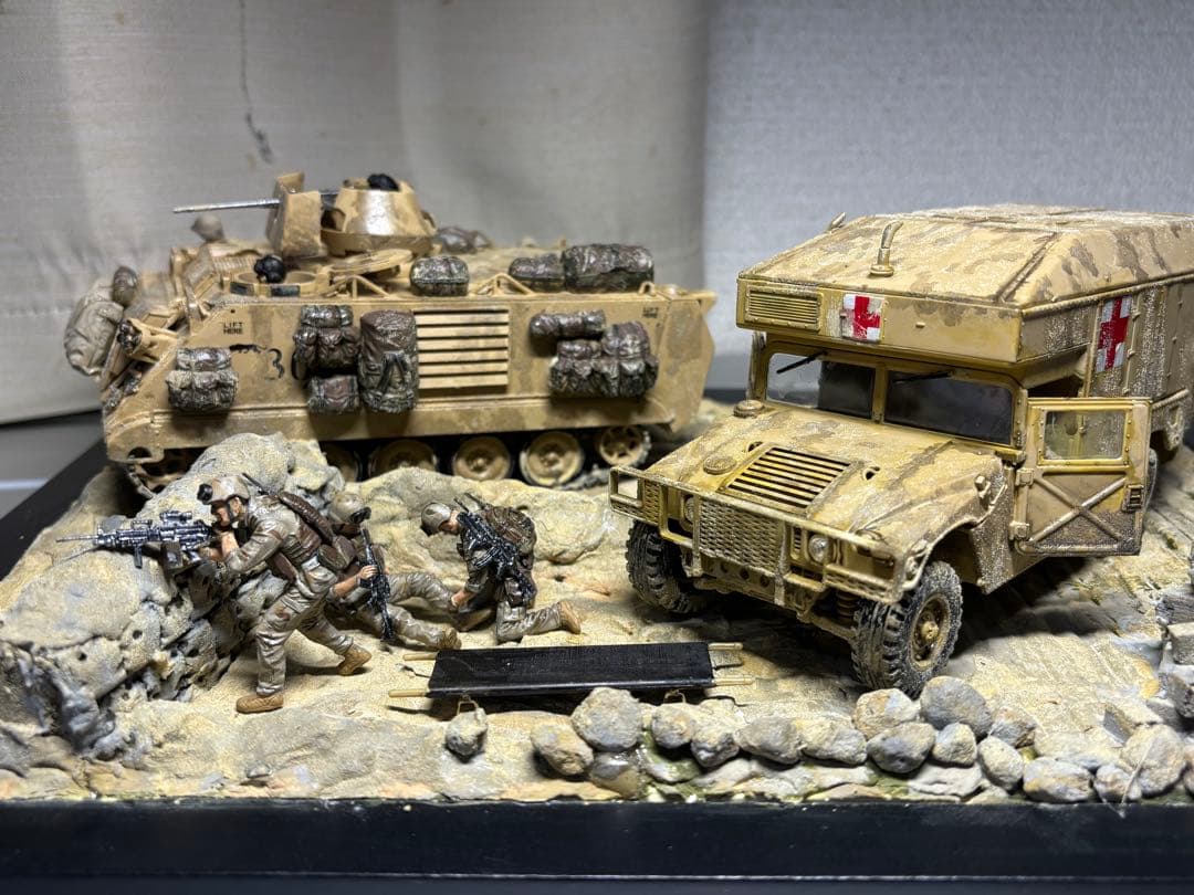 戦車　ジオラマ　1/35 デザートワゴン　軍用車両ambulanceと兵士