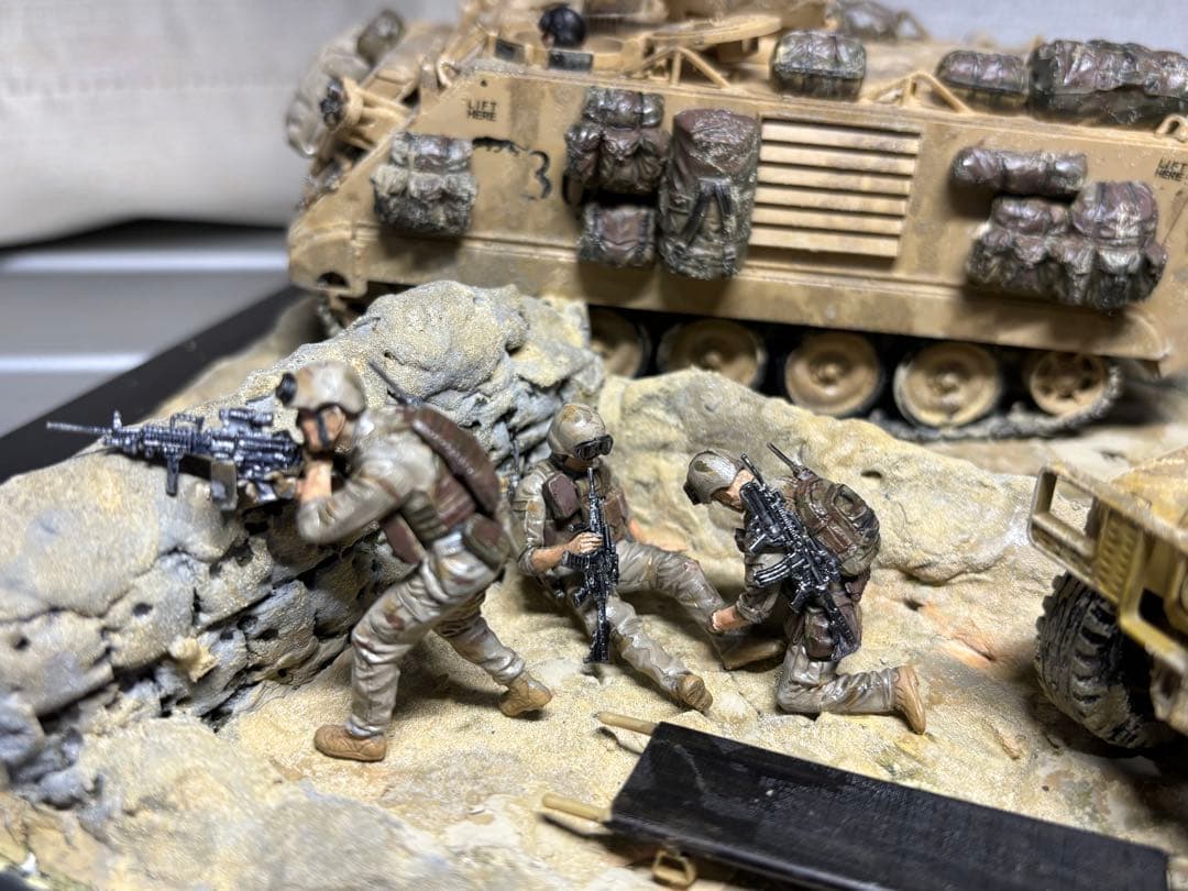 戦車　ジオラマ　1/35 デザートワゴン　軍用車両ambulanceと兵士