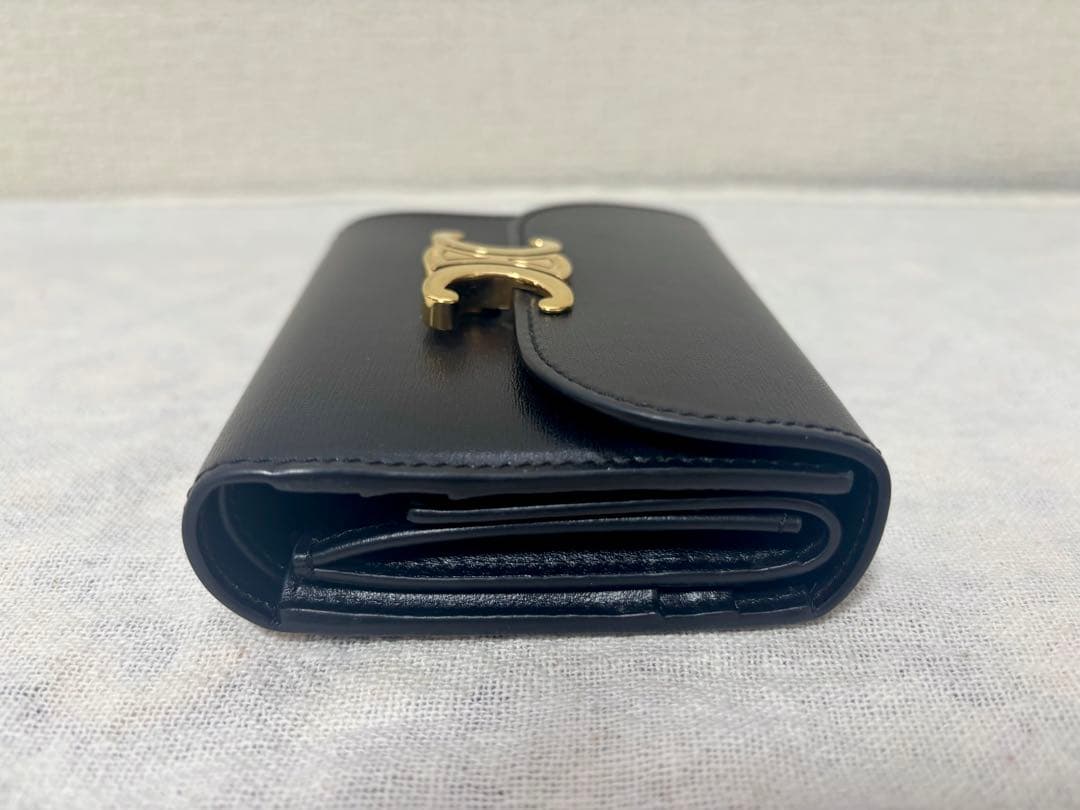 セリーヌ スモール フラップウォレット トリオンフ シャイニーカーフスキン 黒