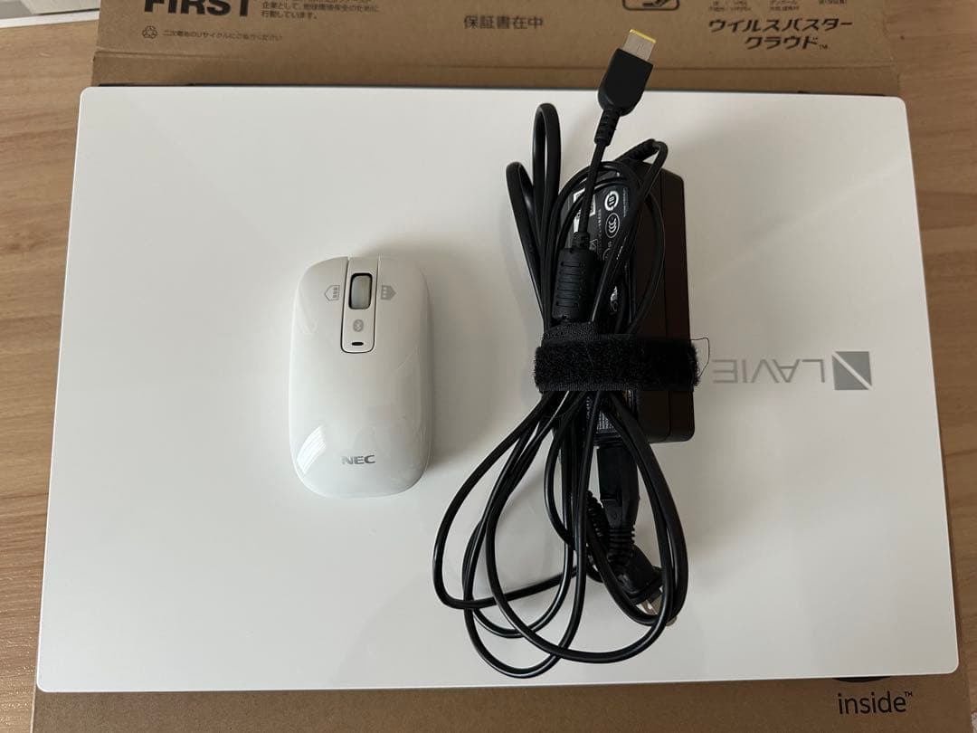 NEC LAVIE NS750HAW / i7/8GB/ノートパソコン ホワイト