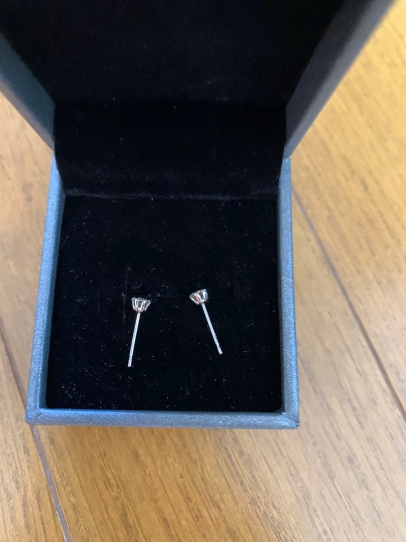 美品　天然ダイヤモンドPT0.3CTラウンドブリリアントカット　スタッドピアス