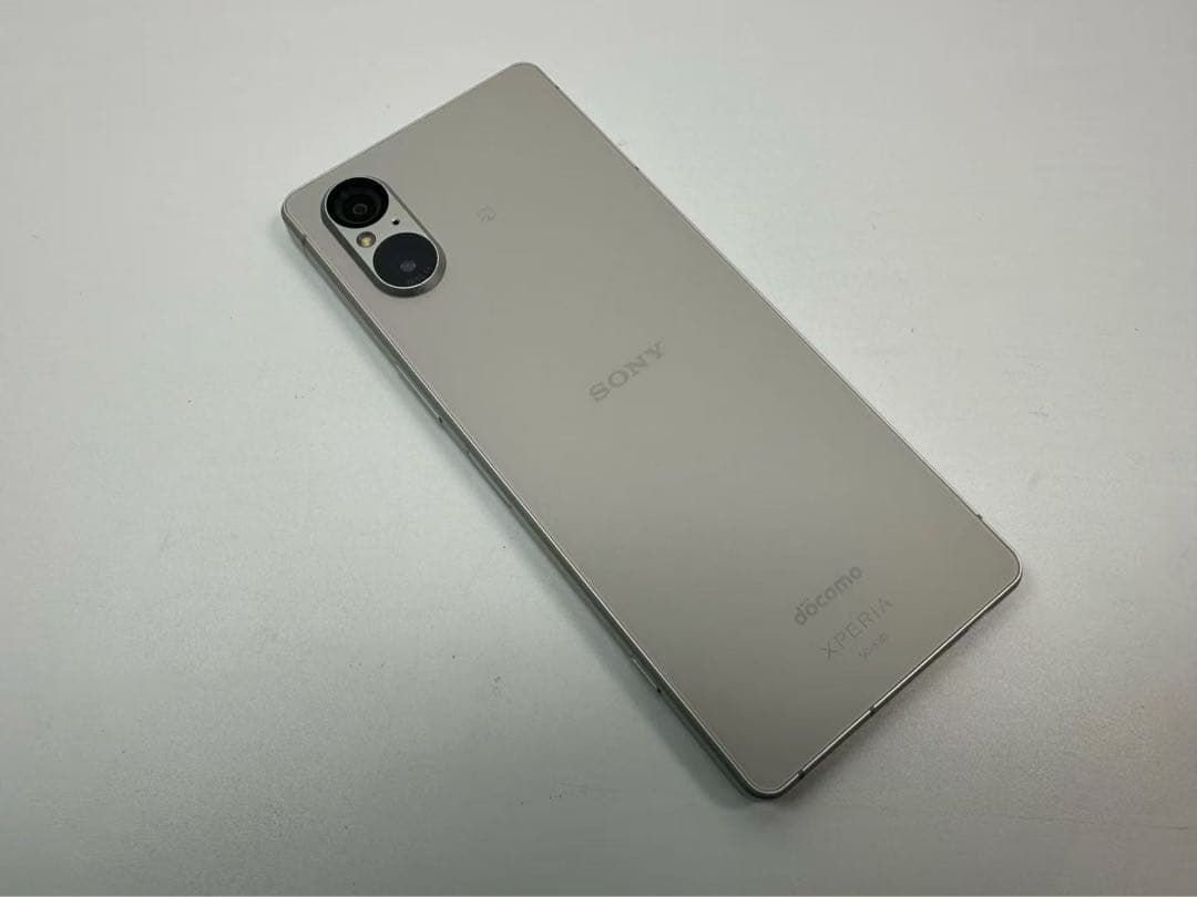 美品 SONY Xperia 5 V docomo シルバー 画面不良なし