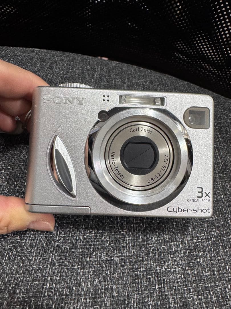 Sony Cyber-shot シルバー 3倍光学ズーム新品電池&メモリカード付