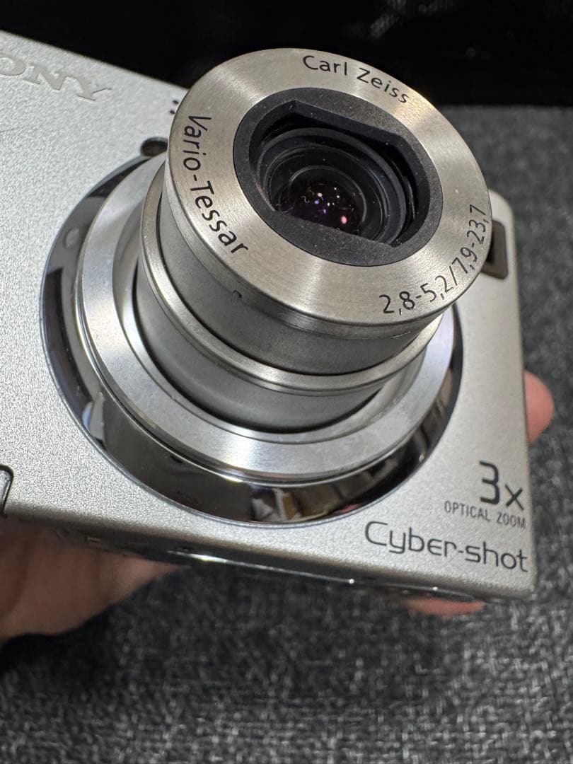 Sony Cyber-shot シルバー 3倍光学ズーム新品電池&メモリカード付