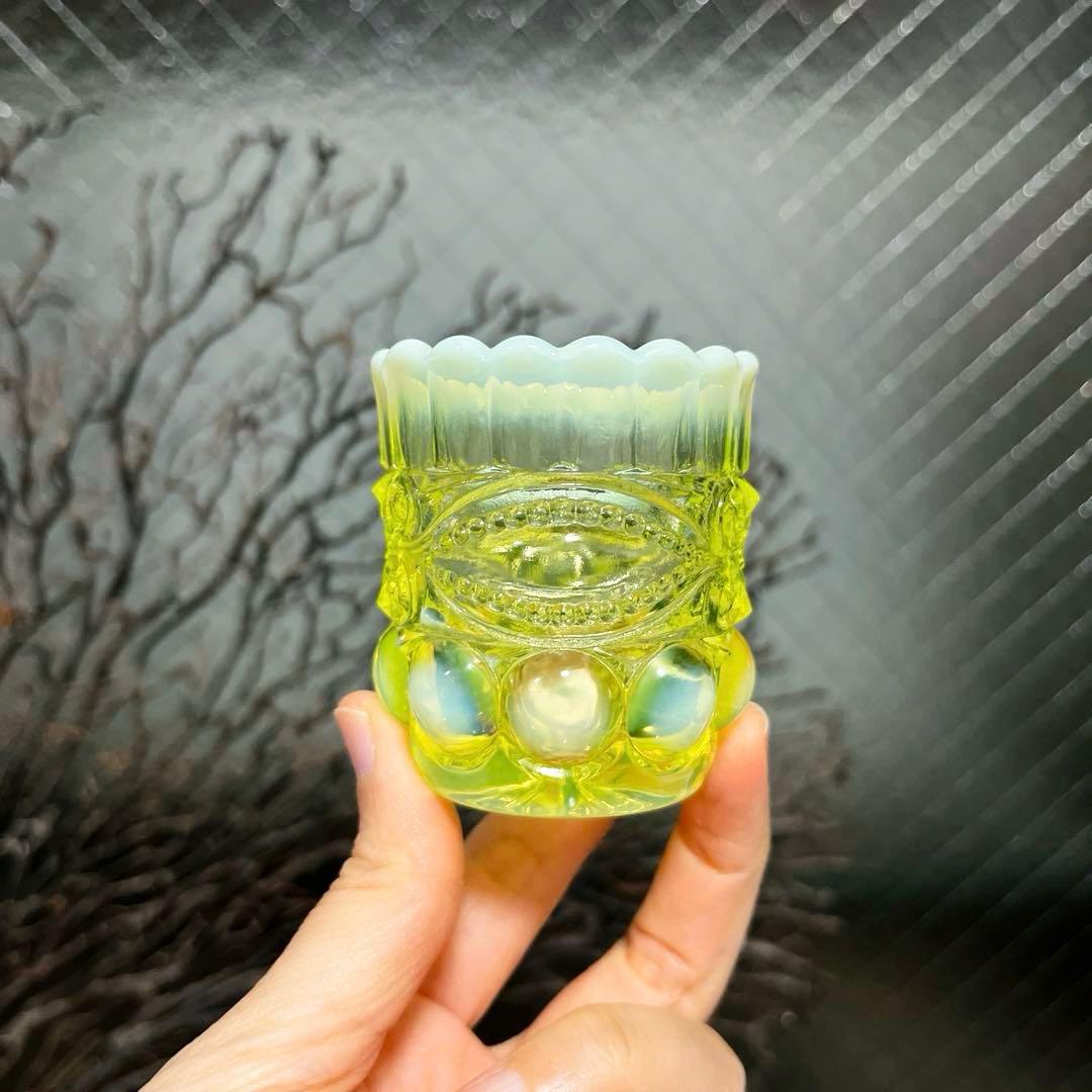 骨董　時代プレス　乳白色暈し　オパールセント カナリアイエロー猪口　盃　ウラン