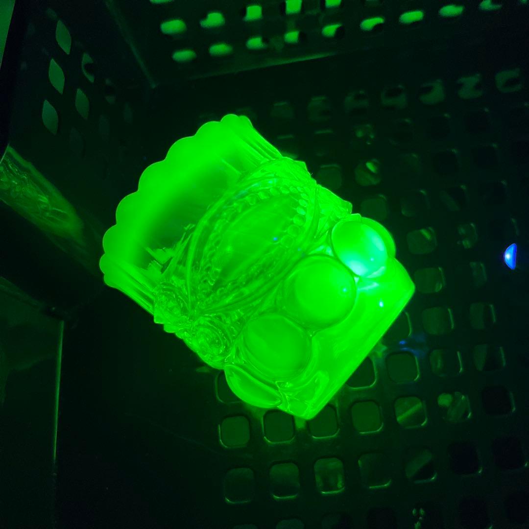 骨董　時代プレス　乳白色暈し　オパールセント カナリアイエロー猪口　盃　ウラン