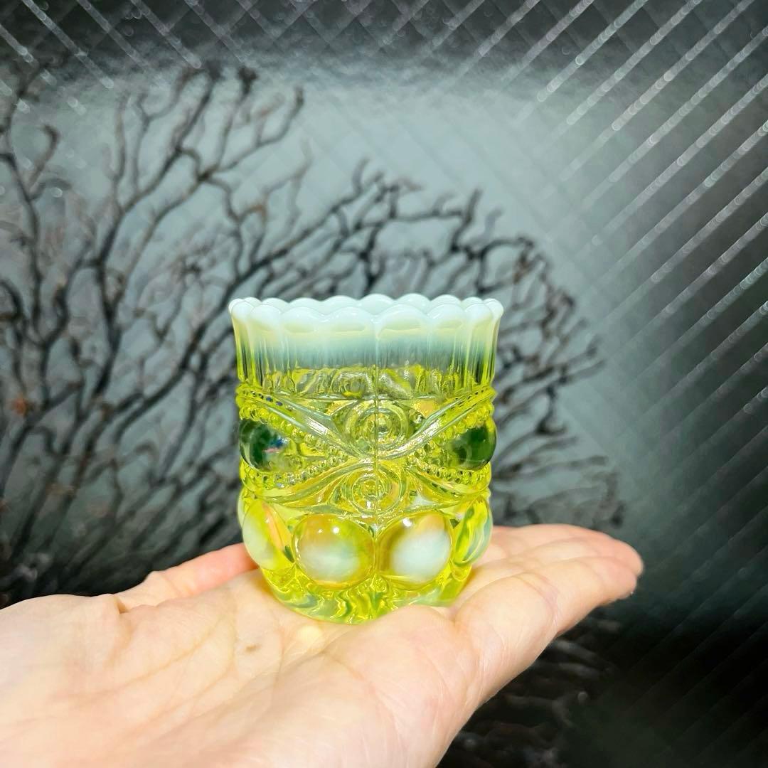 骨董　時代プレス　乳白色暈し　オパールセント カナリアイエロー猪口　盃　ウラン