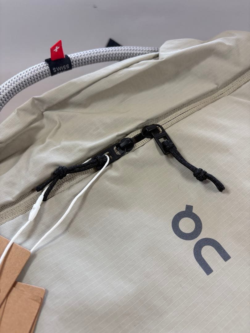On Sling Pack 9L ベージュボディバッグ