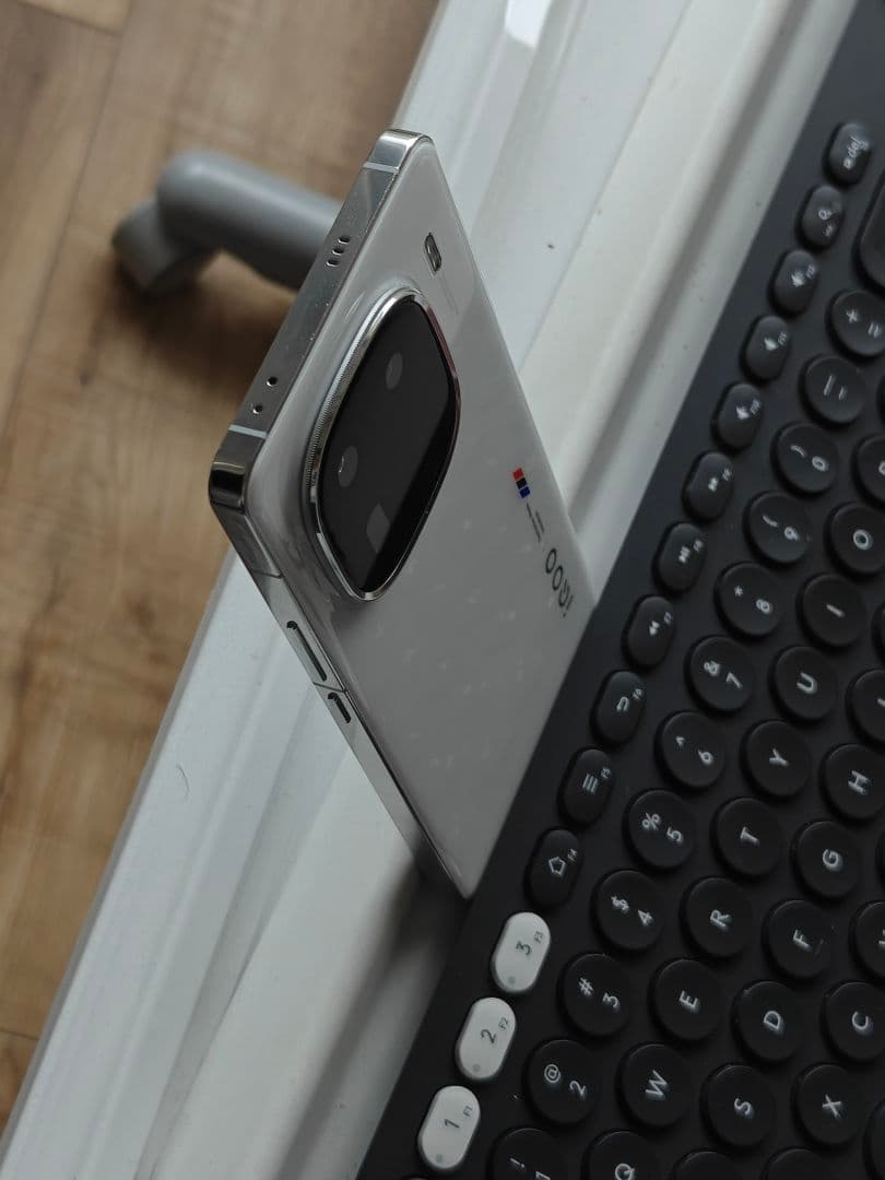 iQOO12 ホワイト 512GB 8Gen 3 美品 高性能カメラ おまけあり