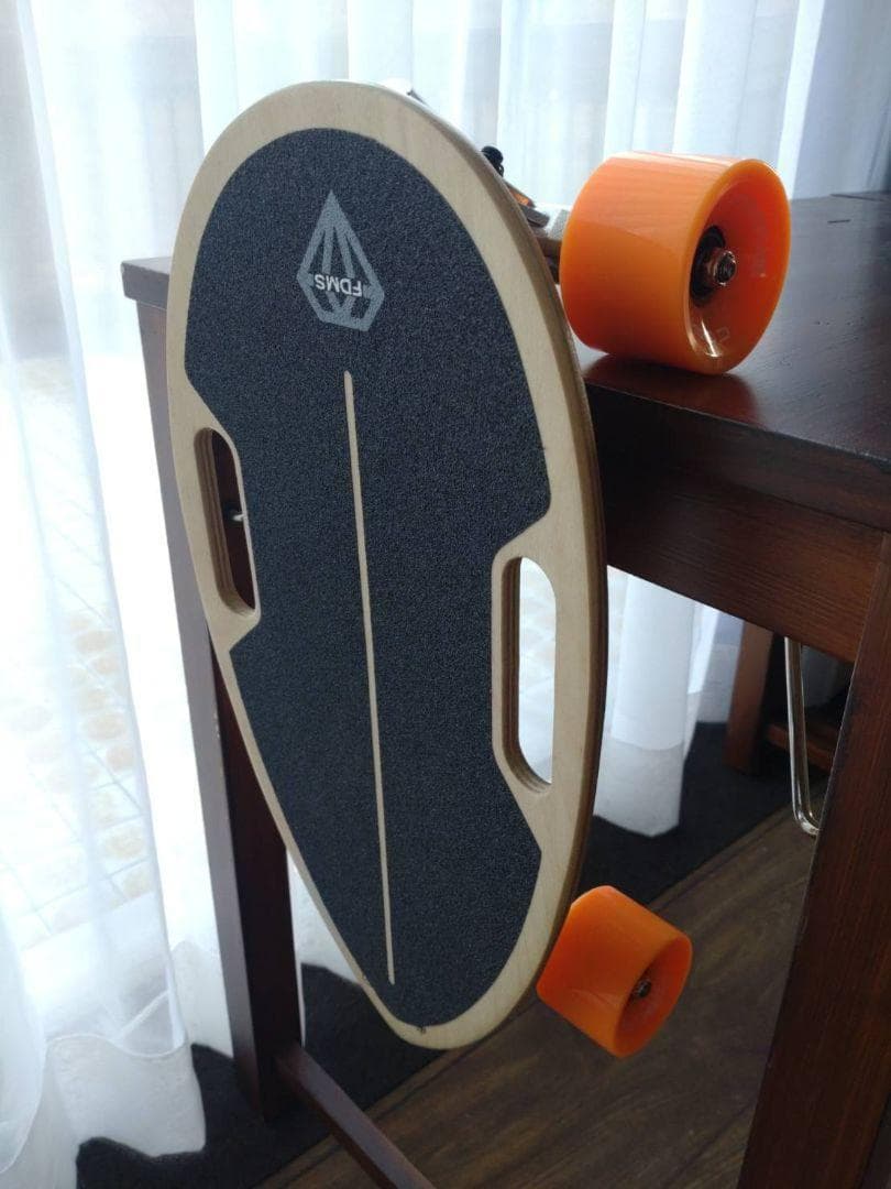 新品 電動スケ―ドボード わずか3.3KGコンパクトボディ モバイル リモコン付