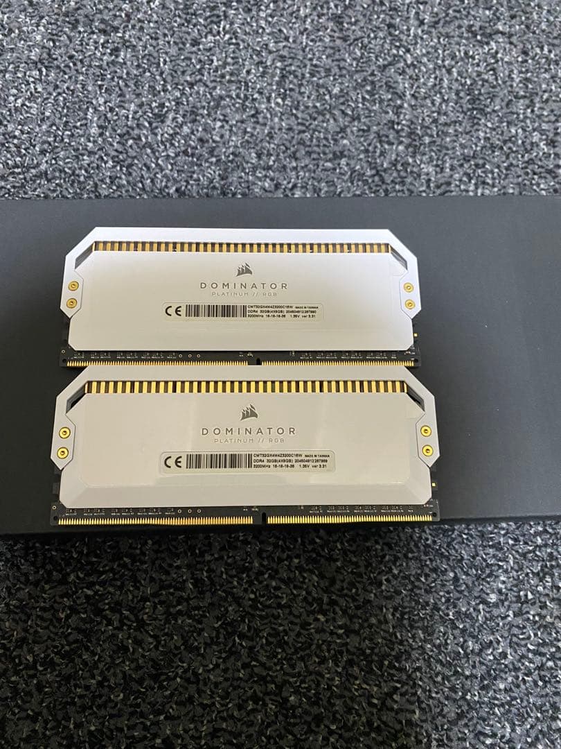 Corsair製 DOMINATOR PLATINUM RGB 16GB