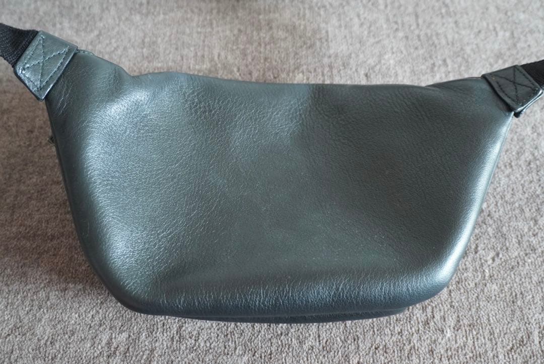 BALENCIAGA ボディバッグ ブラックレザー