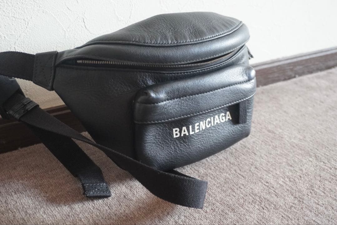BALENCIAGA ボディバッグ ブラックレザー
