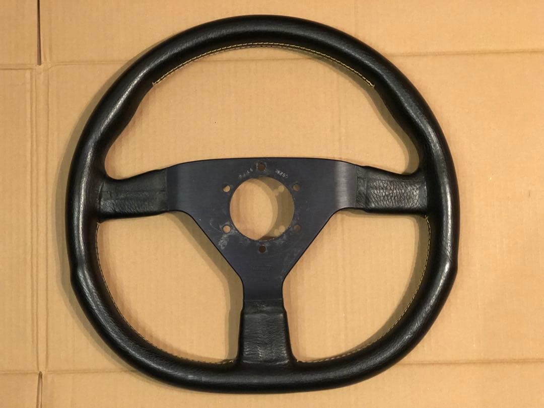 希少　MOMO ステアリング ヴェローチェレーシング D型 タイプ