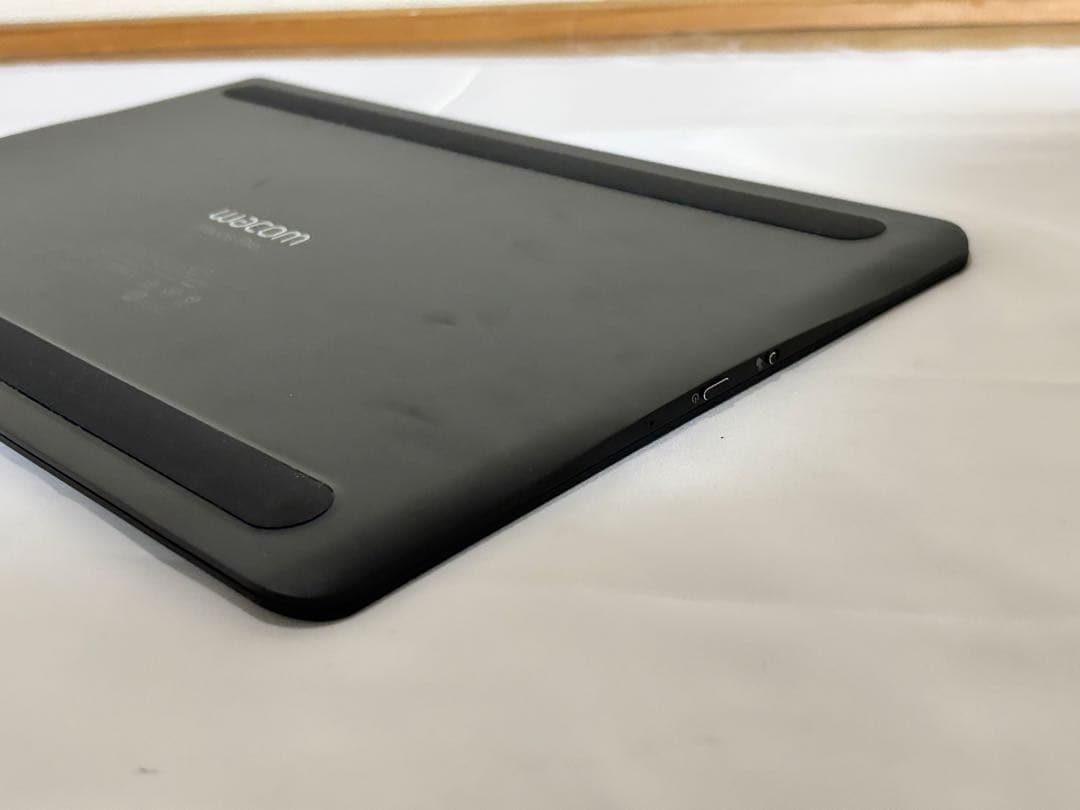 Wacom ペンタブレット Intuos Pro PTH-660