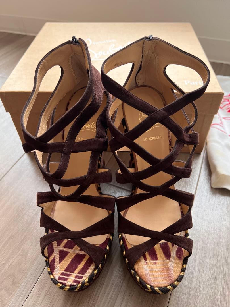 クリスチャン•ルブタン　ダークブラウン スエード ストラップサンダル