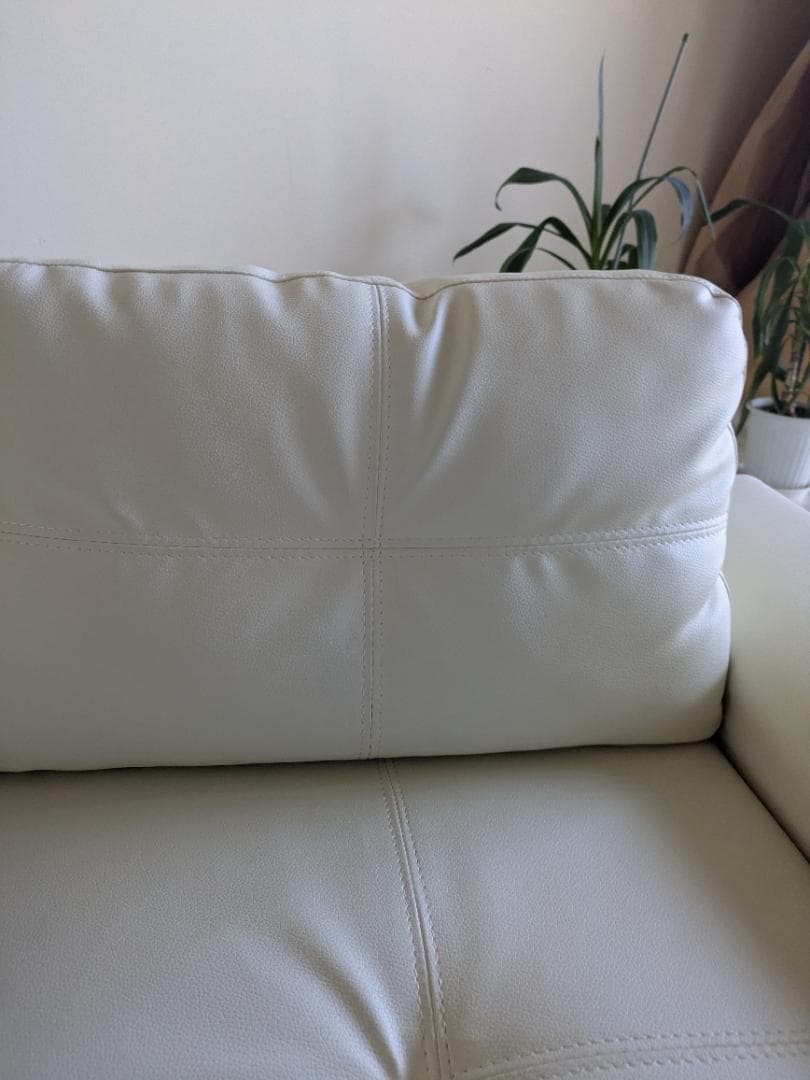 ✨超美品可愛いおしゃれなアイボリーホワイトレザーロウソファークッション2つ付き✨