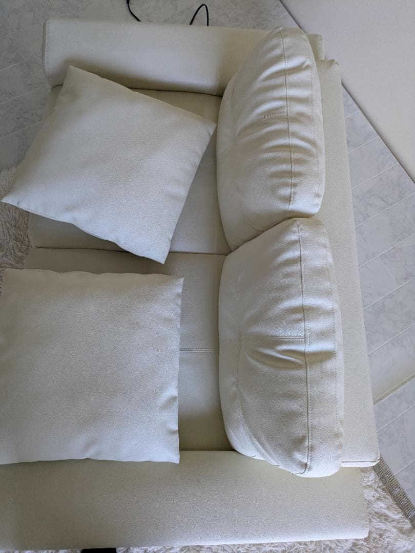 ✨超美品可愛いおしゃれなアイボリーホワイトレザーロウソファークッション2つ付き✨