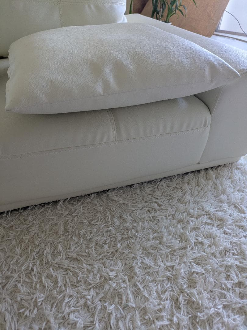 ✨超美品可愛いおしゃれなアイボリーホワイトレザーロウソファークッション2つ付き✨