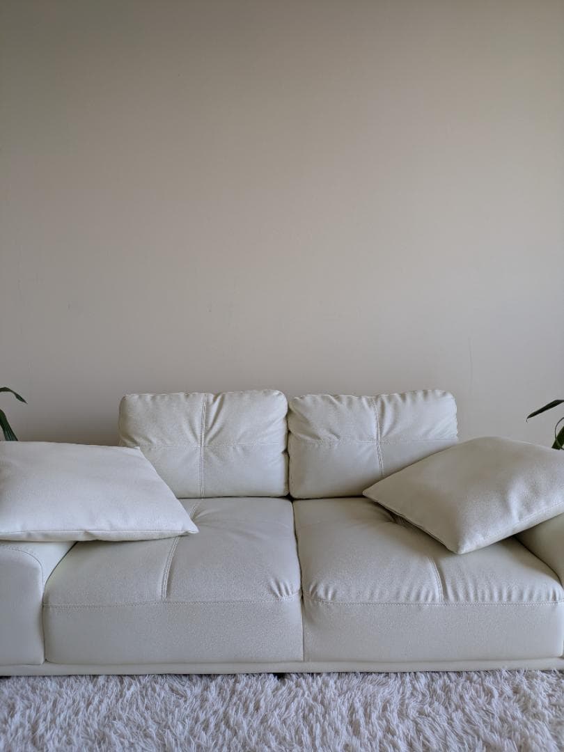 ✨超美品可愛いおしゃれなアイボリーホワイトレザーロウソファークッション2つ付き✨