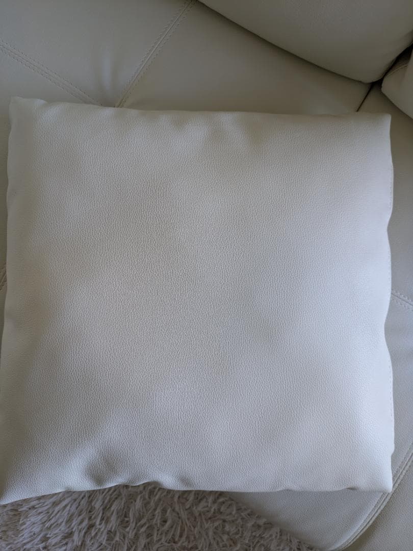 ✨超美品可愛いおしゃれなアイボリーホワイトレザーロウソファークッション2つ付き✨