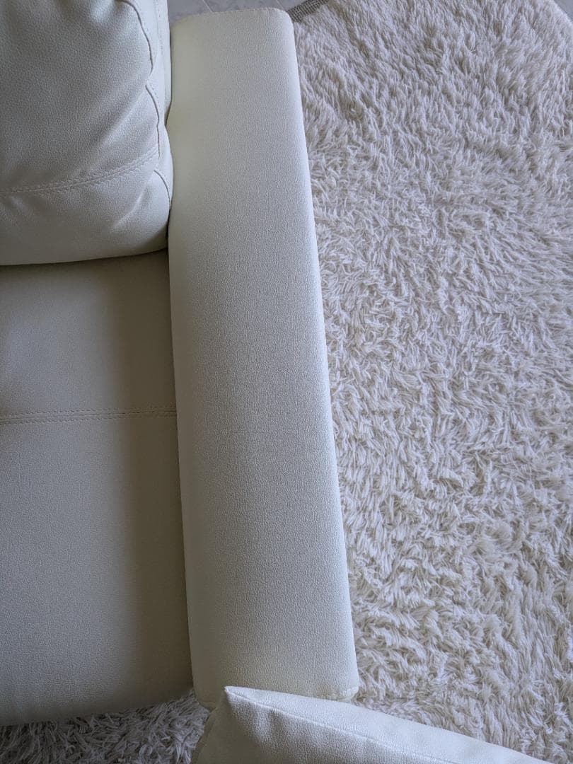 ✨超美品可愛いおしゃれなアイボリーホワイトレザーロウソファークッション2つ付き✨