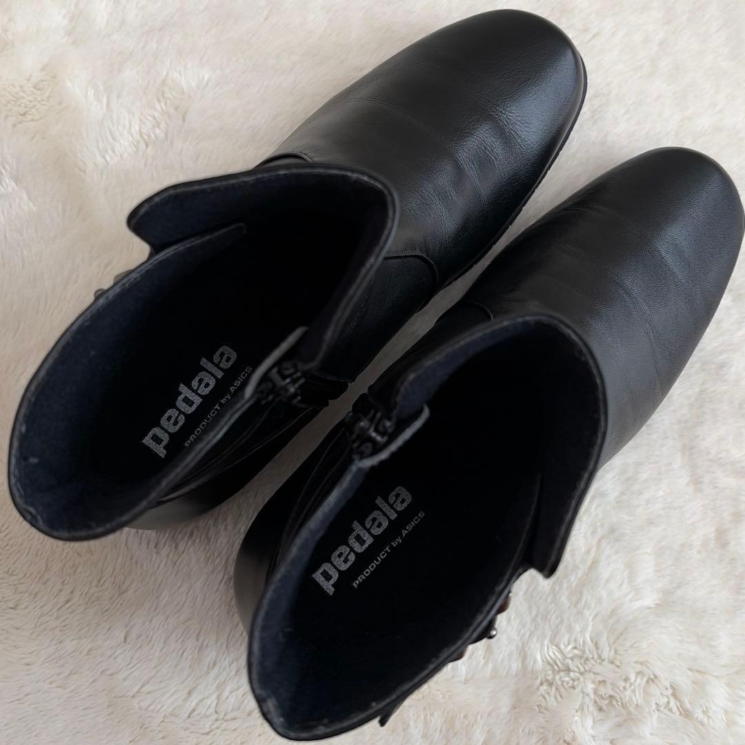 【ペダラ】23.5 アシックス ショートブーツ クロスベルト 黒 サイドジップ