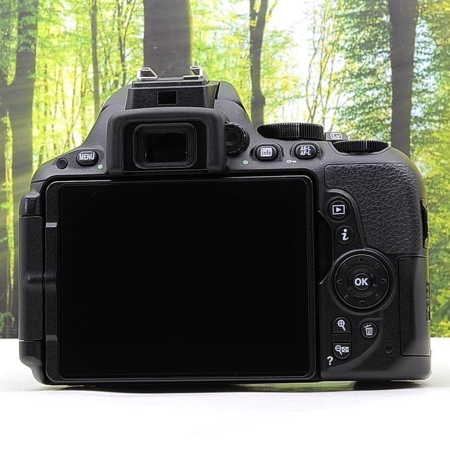 ショット数7259枚！スマホ転送機能付☆ニコン D5500☆液晶タッチ操作
