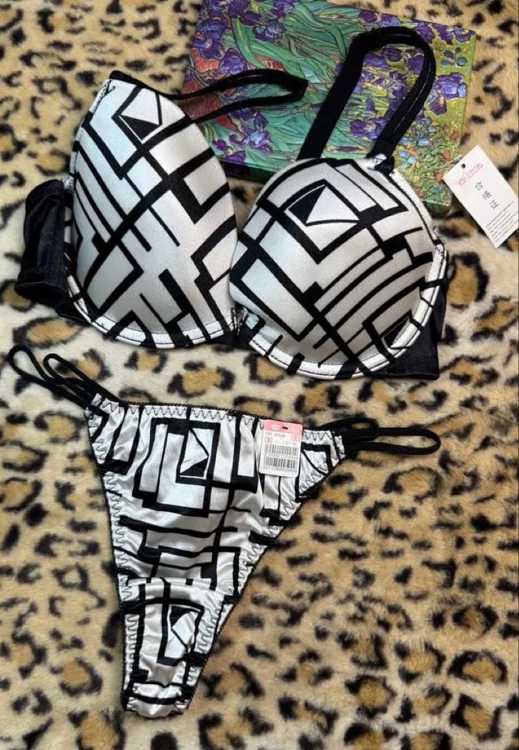 エメフィール　廃盤モデル　サテン　ピカピカ　ツルすべ　D70