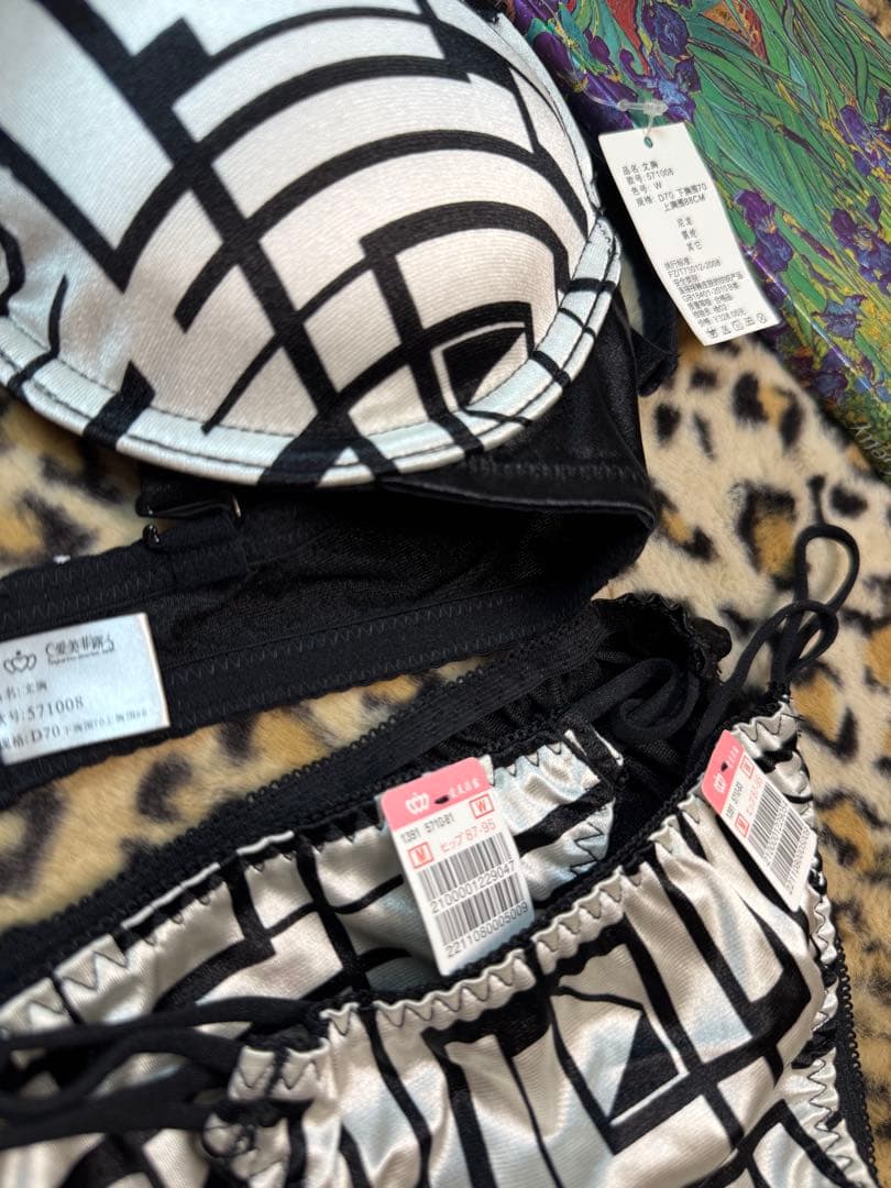 エメフィール　廃盤モデル　サテン　ピカピカ　ツルすべ　D70