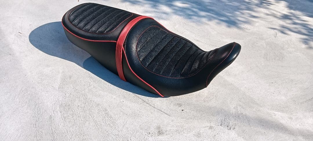 バイクシート ブラック/レッド ストライプ
