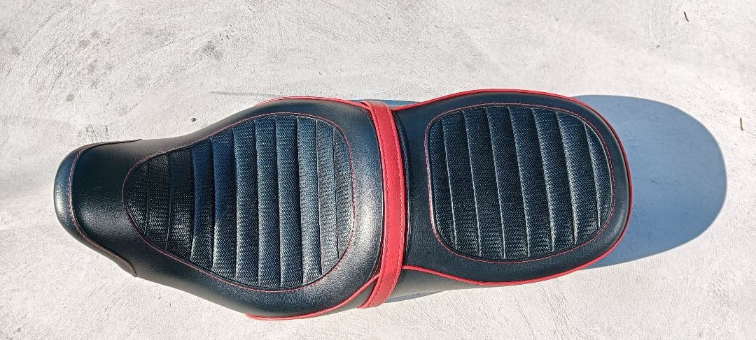 バイクシート ブラック/レッド ストライプ