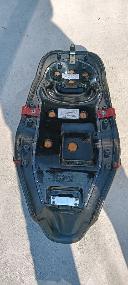 バイクシート ブラック/レッド ストライプ