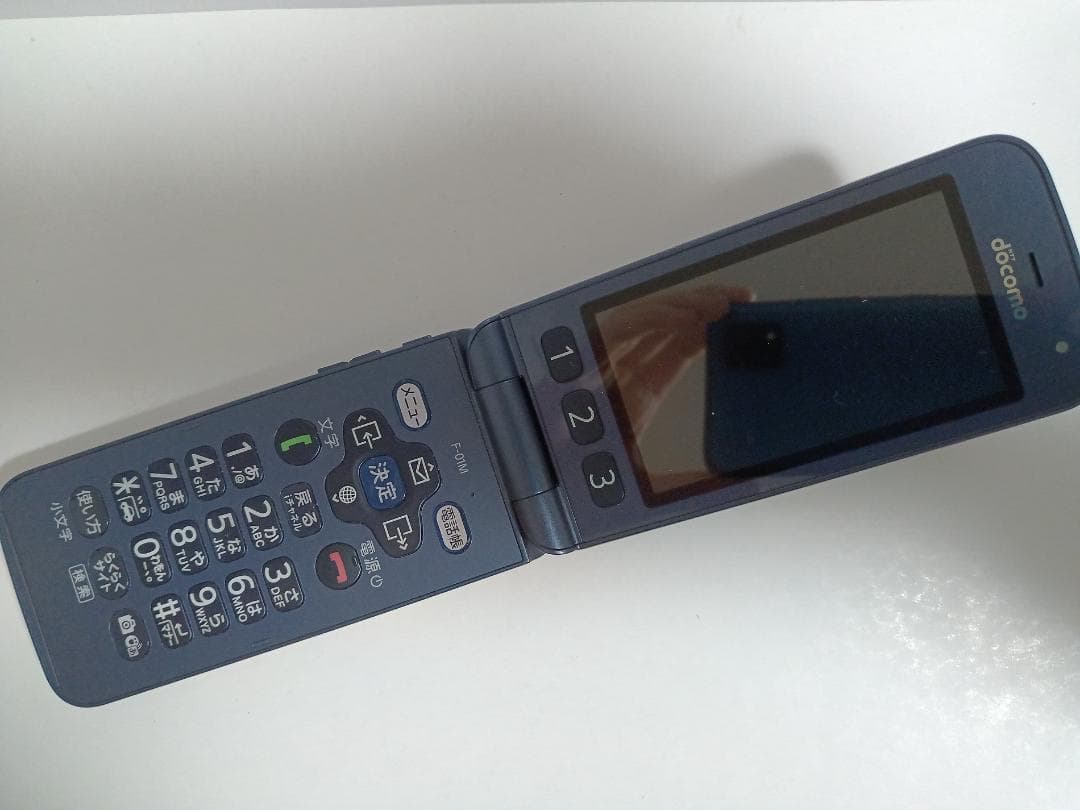 ☆docomo らくらくホン F-01M ネイビー